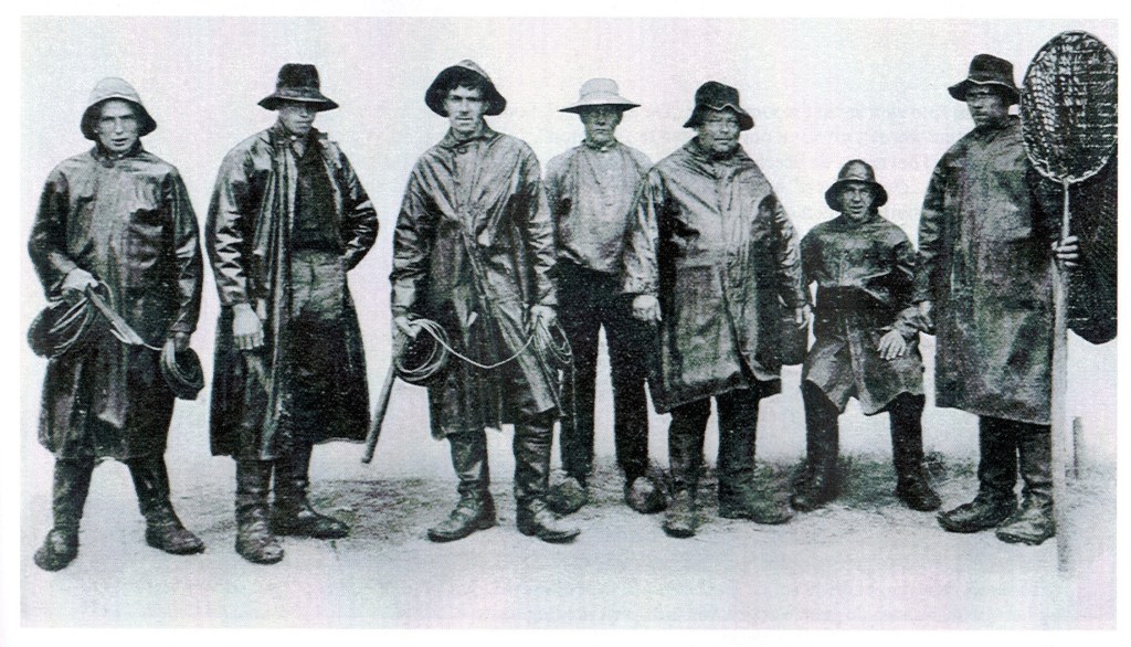 Foto van zalmvissers uit het boekje 'De Zalmvisserij van Ammerstol. Van links naar rechts: Aart Verkerk, Lies Verschoor, Chris den Hoed, Riek vd Wouden, Hein Bubberman, Jan Brand en Aart de Jong (haalbaas). Jaar onbekend. 